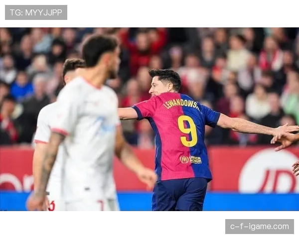 莱万多夫斯基合同到期，未来去向持续引发广泛关注与讨论