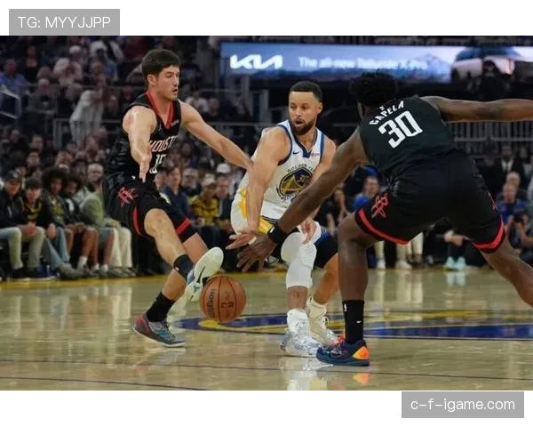 普尔无球跑动为库里拉开空间，较上季提升挡拆效率